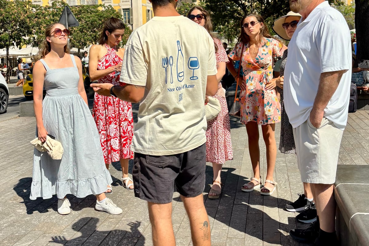קבוצה קטנה בסיור יין הליכתי בניס